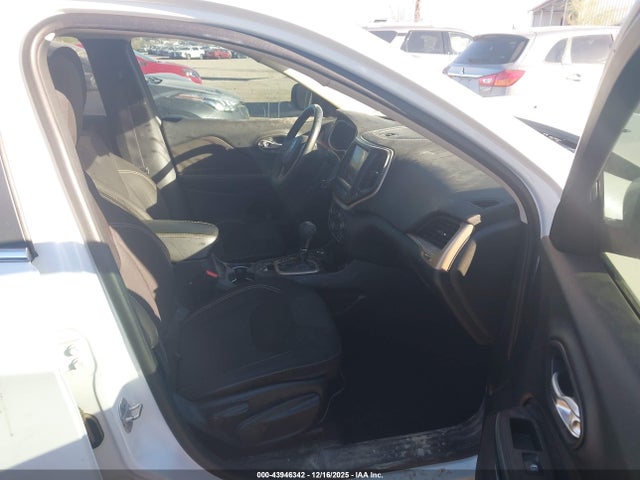 43946342 :رقم المزاد ، 1C4PJMCS5FW501598 vin ، 2015 Jeep Cherokee Latitude مزاد بيع