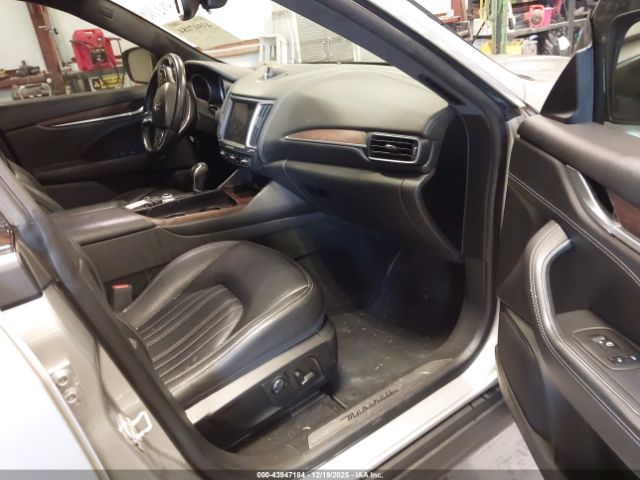 2017 MASERATI LEVANTE ZN661XUA3HX215943 Photo 4