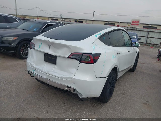 2024 TESLA MODEL Y 7SAYGDED6RA336395 Photo 3