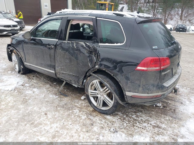 2016 VOLKSWAGEN TOUAREG WVGEF9BP3GD012242 Photo 2