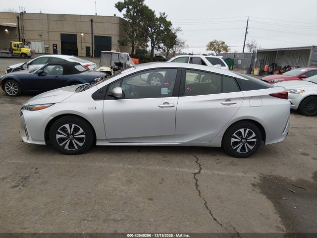 Toyota Prius Prime Premium 2017 JTDKARFP3H3041280 Image 30