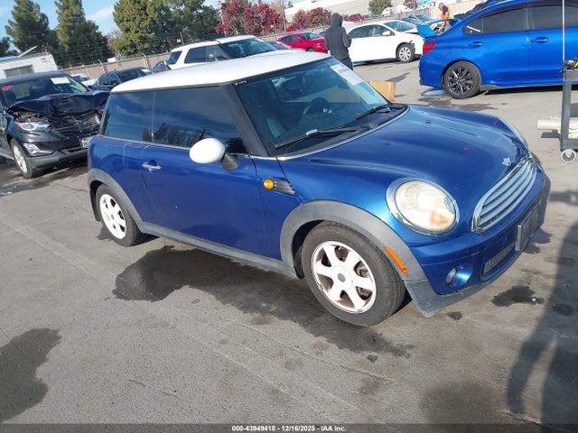 2008 MINI COOPER WMWMF33518TT63620 Photo 0