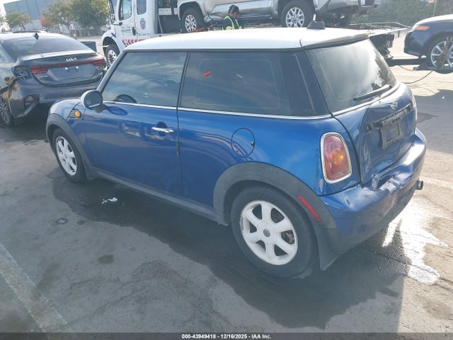 2008 MINI COOPER WMWMF33518TT63620 Photo 2