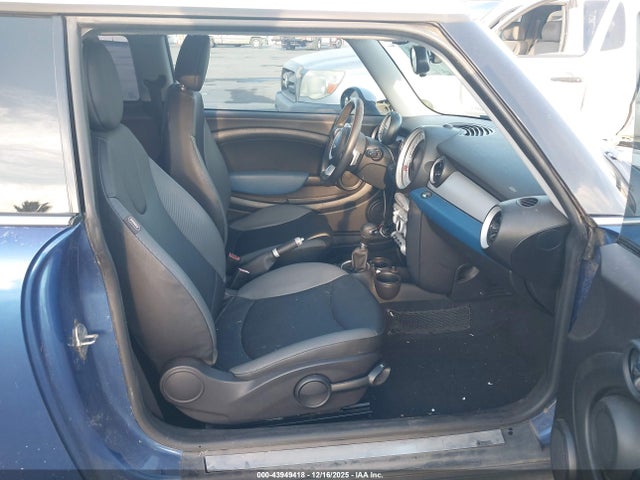 2008 MINI COOPER WMWMF33518TT63620 Photo 4