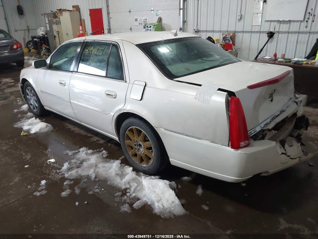 2011 CADILLAC DTS 1G6KH5E67BU104396 Photo 2