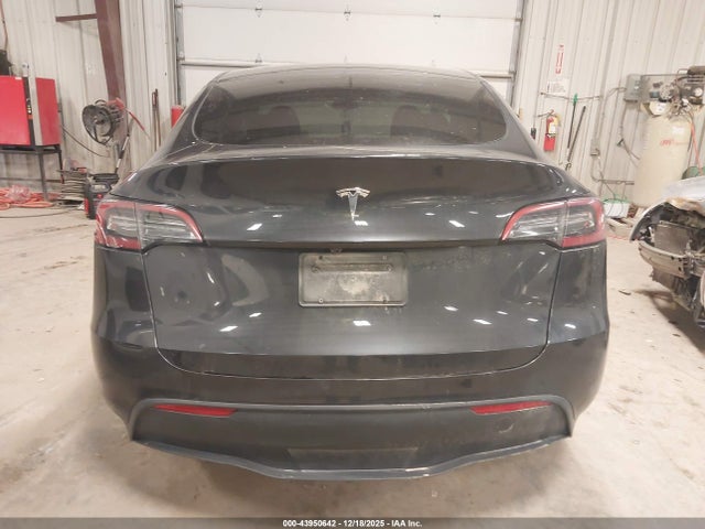 Tesla Model Y 2024 7SAYGDED3RF054296 Image 15