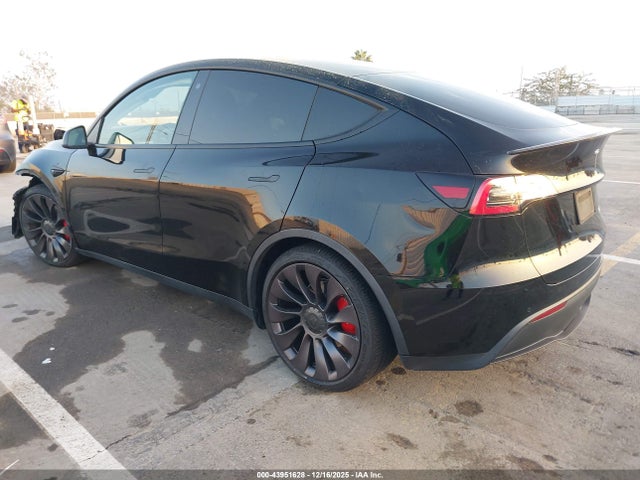 2021 TESLA MODEL Y 5YJYGDEF0MF215839 Photo 2