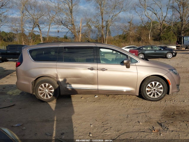 Продаж на аукціоні авто 2017 Chrysler Pacifica Touring-l, vin: 2C4RC1BGXHR796613, номер лоту: 43951957
