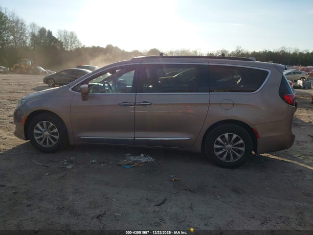 Продаж на аукціоні авто 2017 Chrysler Pacifica Touring-l, vin: 2C4RC1BGXHR796613, номер лоту: 43951957