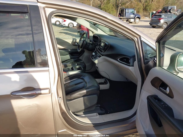 Продаж на аукціоні авто 2017 Chrysler Pacifica Touring-l, vin: 2C4RC1BGXHR796613, номер лоту: 43951957