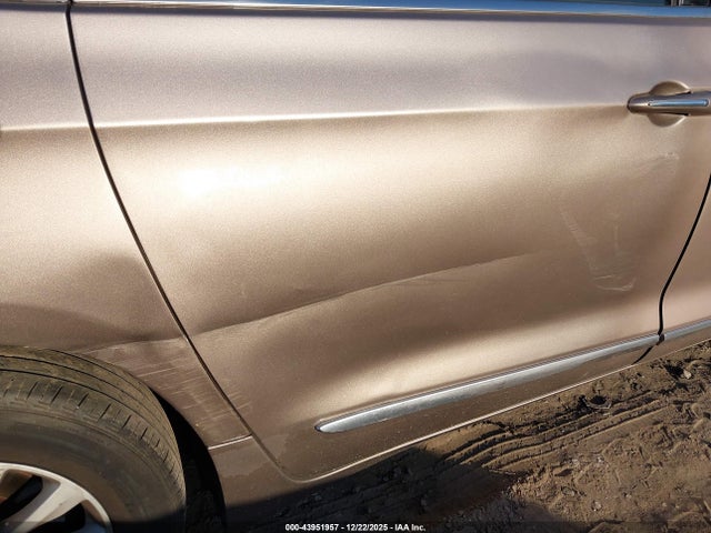 Продаж на аукціоні авто 2017 Chrysler Pacifica Touring-l, vin: 2C4RC1BGXHR796613, номер лоту: 43951957