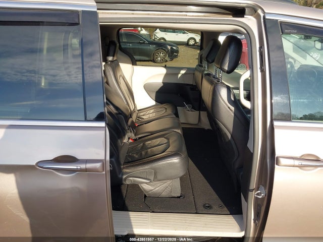 Продаж на аукціоні авто 2017 Chrysler Pacifica Touring-l, vin: 2C4RC1BGXHR796613, номер лоту: 43951957
