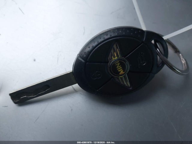 2006 MINI COOPER S WMWRE33556TN28736 Photo 10