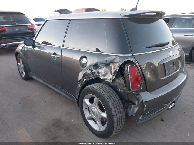 2006 MINI COOPER S WMWRE33556TN28736 Photo 2