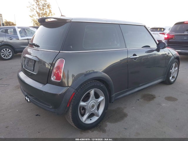 2006 MINI COOPER S WMWRE33556TN28736 Photo 3