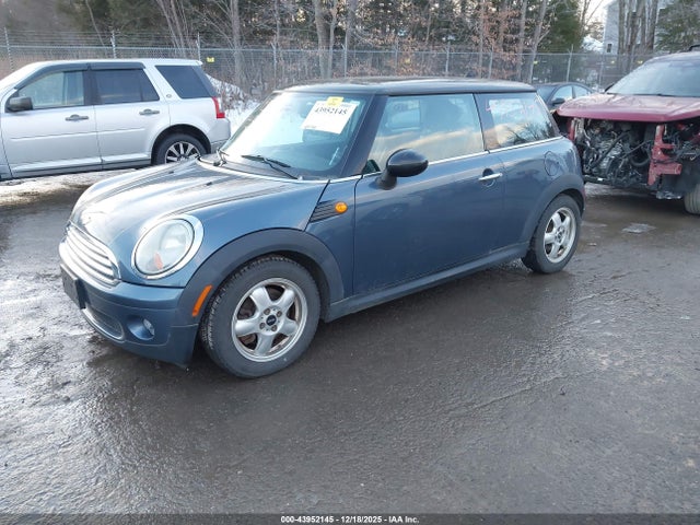 2010 MINI COOPER WMWMF3C51ATU79373 Photo 1