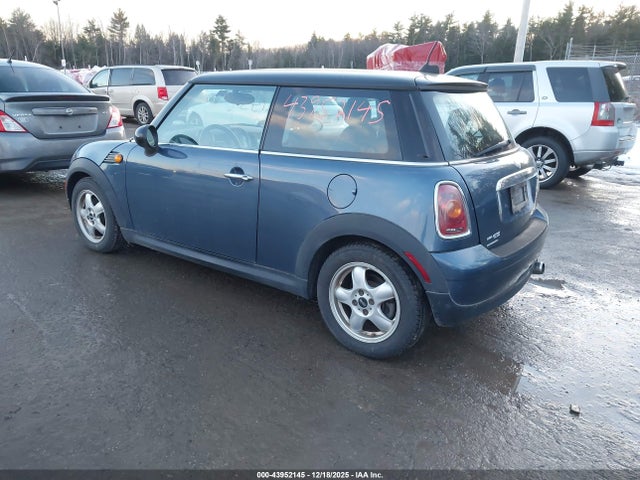 2010 MINI COOPER WMWMF3C51ATU79373 Photo 2