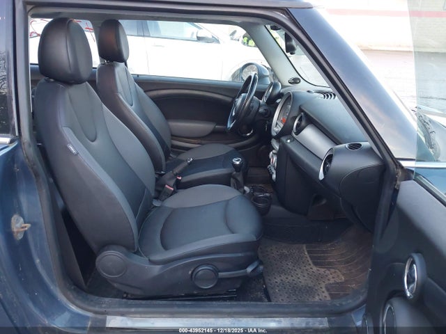 2010 MINI COOPER WMWMF3C51ATU79373 Photo 4