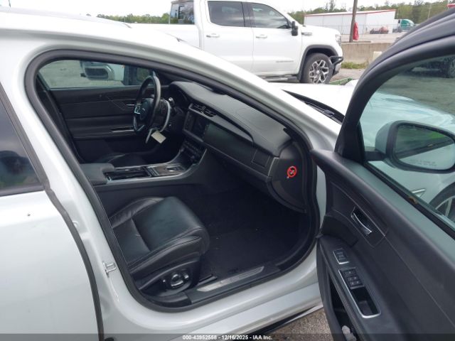 2016 JAGUAR XF SAJBG4BV9GCY08149 Photo 4