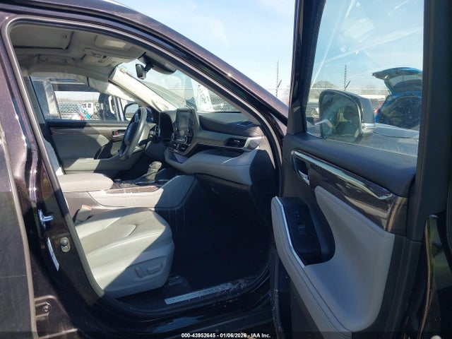 5TDDZRBH2NS222378 Toyota Highlander Limited