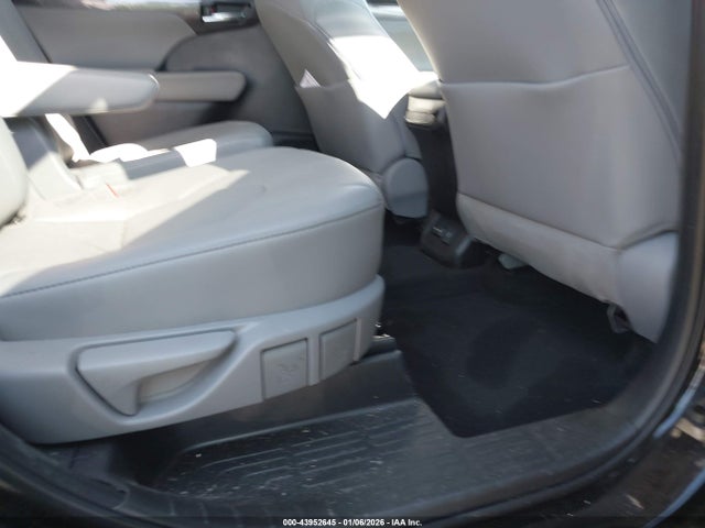 5TDDZRBH2NS222378 Toyota Highlander Limited