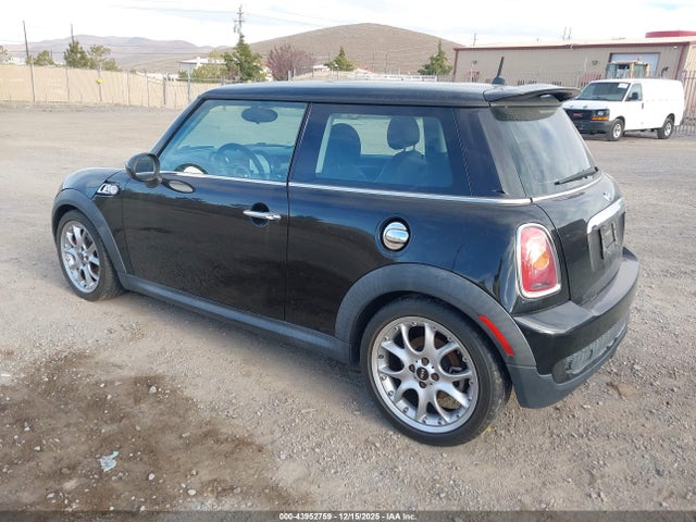 2010 MINI COOPER S WMWMF7C54ATX41975 Photo 2