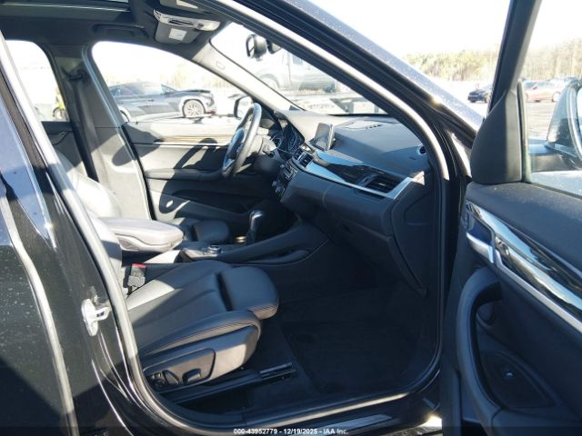 2018 BMW X1 WBXHT3C37J5K31521 Photo 4