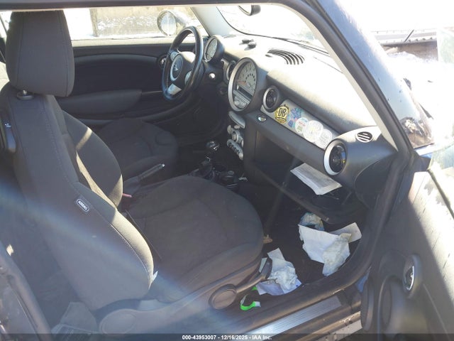 2010 MINI COOPER CLUBMAN WMWML3C5XATX37432 Photo 4