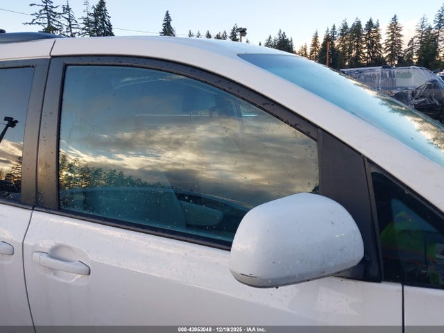 5TDKK3DC3GS757877 Toyota Sienna Le 8 Passenger