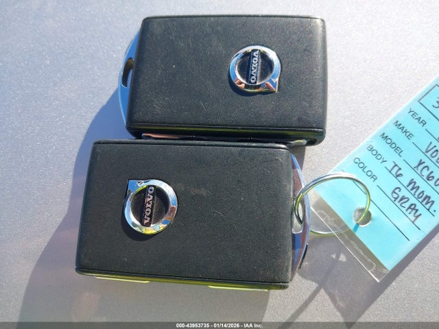 2018 VOLVO XC60 YV4A22RK8J1009570 Photo 10