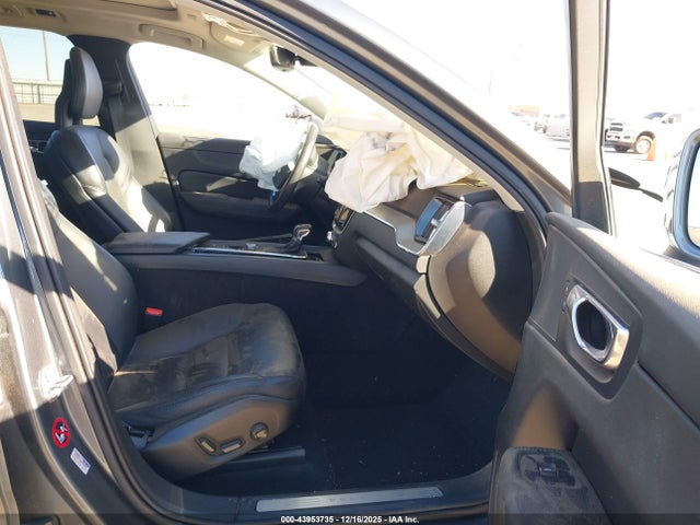 2018 VOLVO XC60 YV4A22RK8J1009570 Photo 4