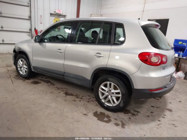2011 VOLKSWAGEN TIGUAN WVGAV7AX7BW530813 Photo 2