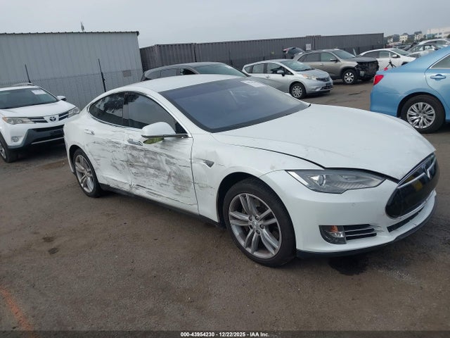 43954230 :رقم المزاد ، 5YJSA1CNXDFP28144 vin ، 2013 Tesla Model S مزاد بيع