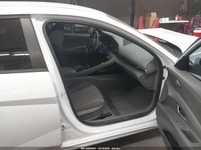 5NPLL4AG7NH061704 Hyundai ELANTRA SE