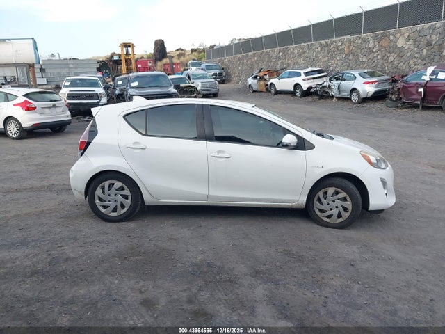 Toyota PRIUS C 2015 JTDKDTB37F1587130 Image 13