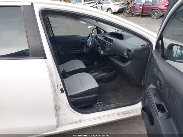 Toyota PRIUS C 2015 JTDKDTB37F1587130 Image 5