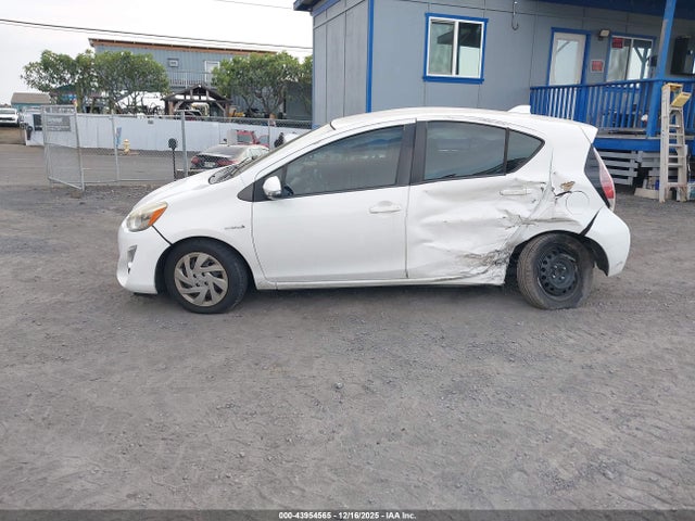 Toyota PRIUS C 2015 JTDKDTB37F1587130 Image 6