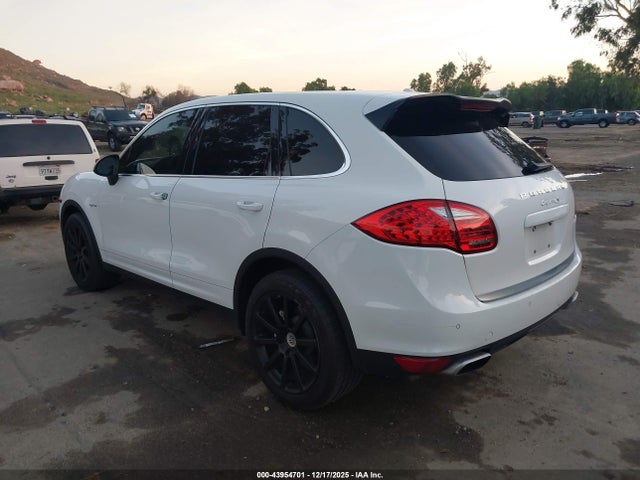 2014 PORSCHE CAYENNE HYBRID WP1AE2A25ELA51287 Photo 2