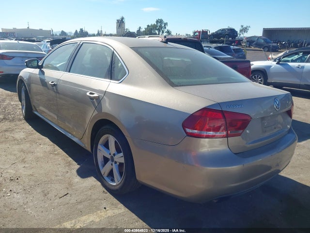 2015 VOLKSWAGEN PASSAT 1VWAT7A34FC088262 Photo 2