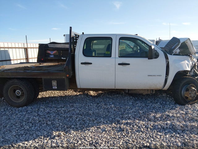 43955152 :رقم المزاد ، 1GB4K0CL0BF152852 vin ، 2011 Chevrolet Silverado 3500hd Chassis Lt1 مزاد بيع