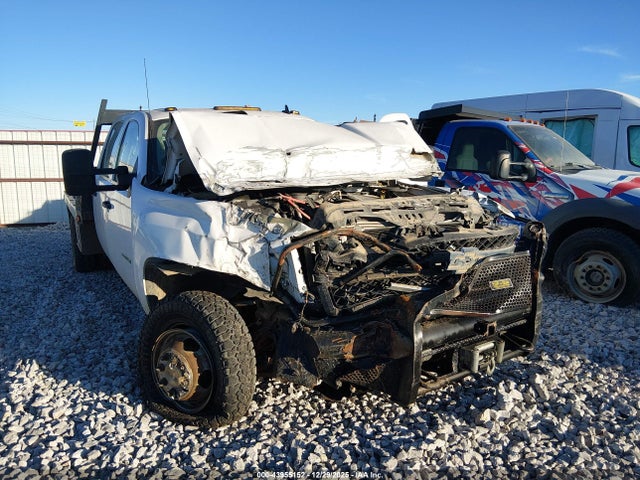 43955152 :رقم المزاد ، 1GB4K0CL0BF152852 vin ، 2011 Chevrolet Silverado 3500hd Chassis Lt1 مزاد بيع