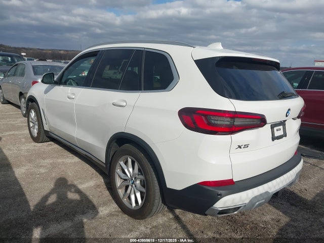 2021 BMW X5 5UXCR6C06M9E22651 Photo 2