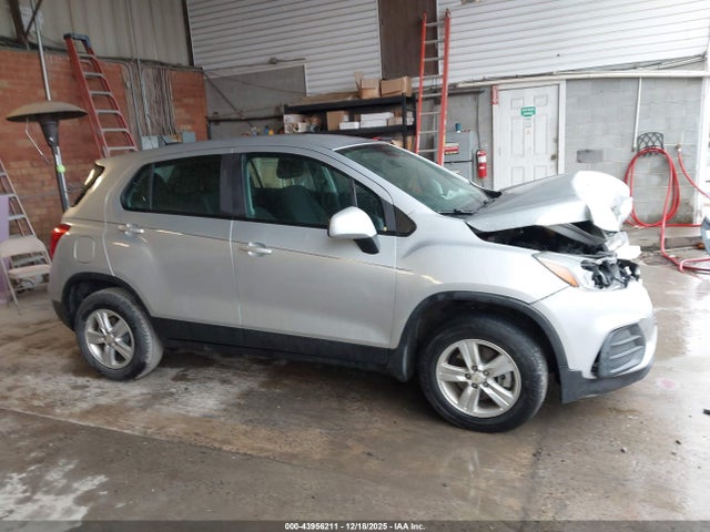 KL7CJNSB2JB583082 Chevrolet TRAX LS