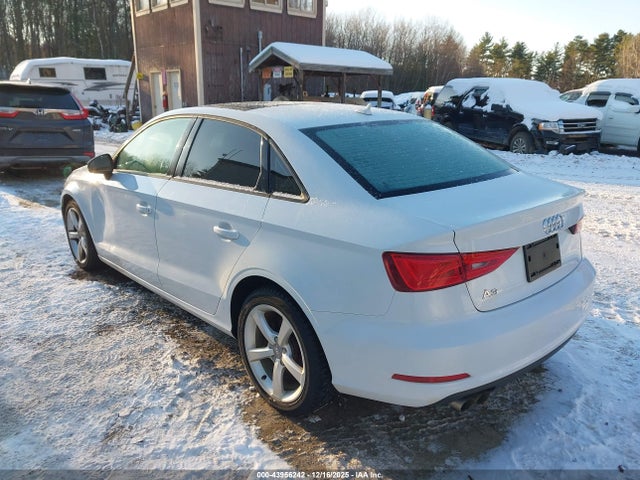 2015 AUDI A3 WAUACGFF8F1128695 Photo 2