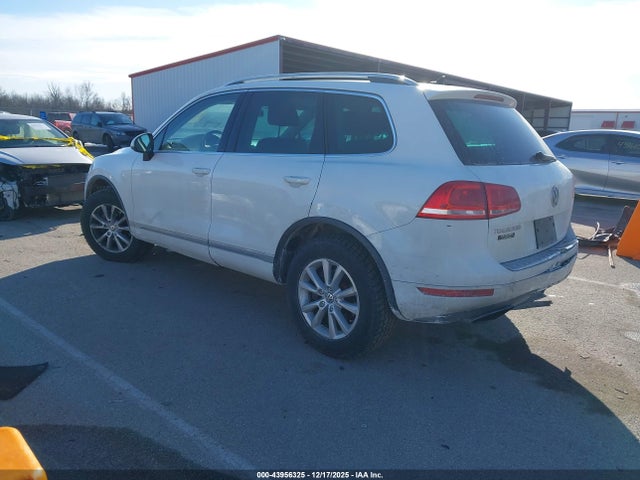 2014 VOLKSWAGEN TOUAREG WVGEF9BP2ED005750 Photo 2