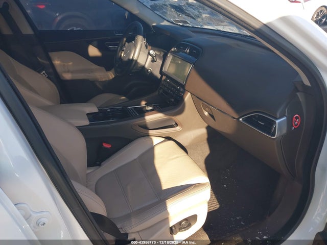 2017 JAGUAR F-PACE SADCK2BV2HA890328 Photo 4
