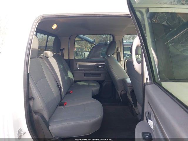 43956825 :رقم المزاد ، 1C6RR6TT4JS147151 vin ، 2018 Ram 1500 Slt  4x2 6'4 Box مزاد بيع
