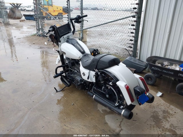 2024 HARLEY-DAVIDSON FLHX 1HD1KB710RB650522 Photo 2