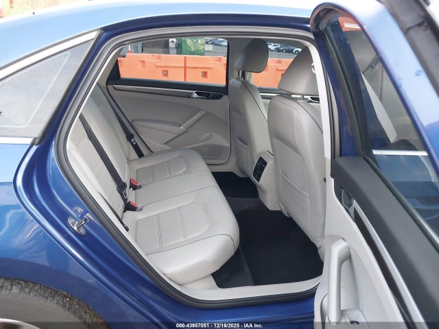 1VWBT7A32HC021411 Volkswagen Passat 1.8t Se