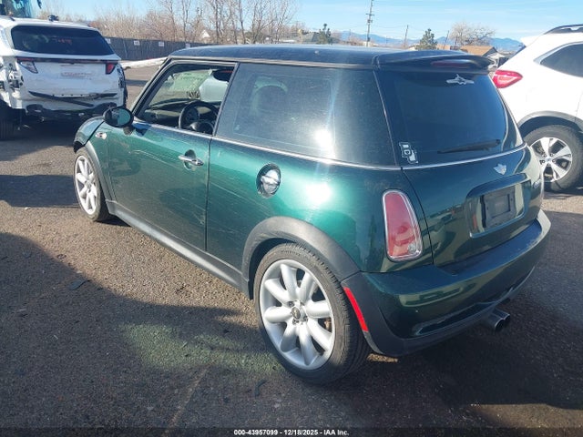2006 MINI COOPER S WMWRE33516TL18716 Photo 2